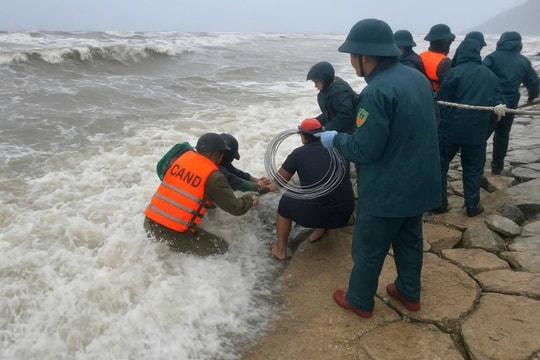 Nhiều nhà tốc mái, hoa màu ngập úng, 5 người thương vong do bão số 10 gây ra