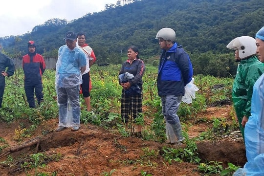 Quảng Ngãi: Vết nứt trên sườn đồi dốc núi rộng khoảng 5 - 15 cm, nguy cơ sạt lở rất cao