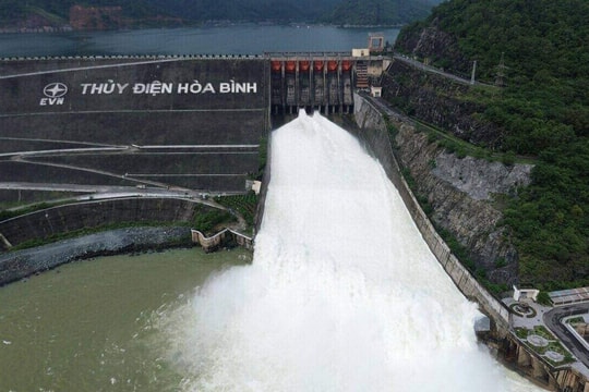 Sáng nay, thủy điện Hòa Bình, Tuyên Quang mở tiếp cửa xả lũ, cảnh báo lũ đặc biệt lớn trên sông Thao