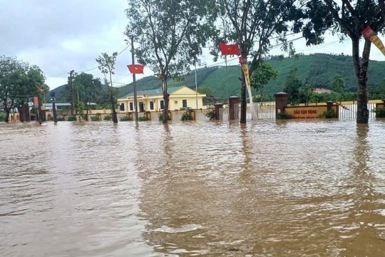 Hàng chục nghìn học sinh Nghệ An vẫn chưa thể tới trường