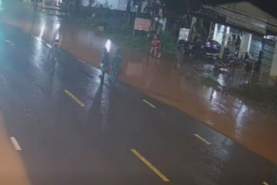 Một Chủ tịch xã bị xe tông tử vong khi đang điều tiết giao thông trên đoạn đường ngập úng