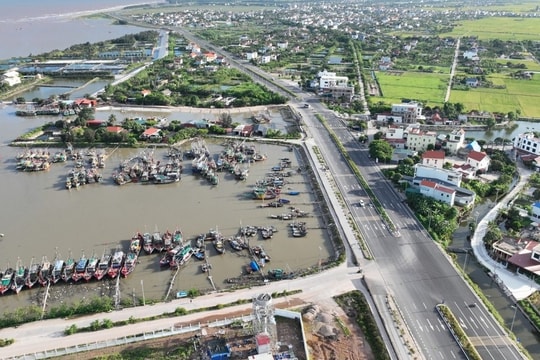 Ninh Bình cấm biển, di dời dân tránh bão số 11