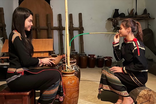 Nữ “thủ lĩnh” trẻ thắp lửa văn hóa Ê Đê