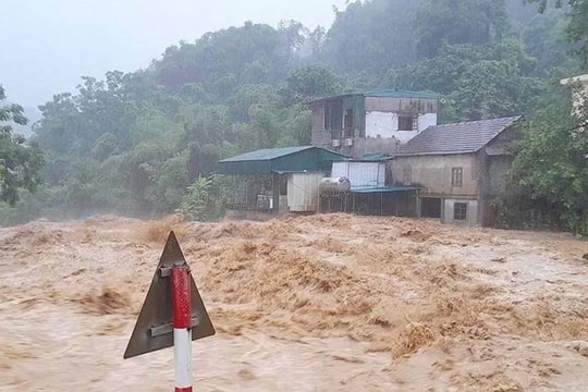 Thủ tướng yêu cầu chủ động ứng phó nguy cơ mưa lũ, lũ ống, lũ quét, sạt lở đất do ảnh hưởng của bão số 11