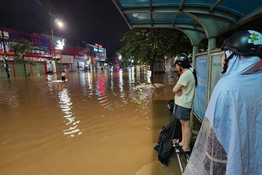 Mưa như trút nước, Thái Nguyên phát cảnh báo nguy cơ sạt lở đất