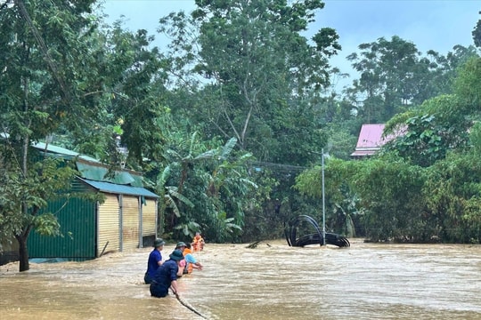 Những phút sinh tử giữa dòng nước lũ ở Tuyên Quang
