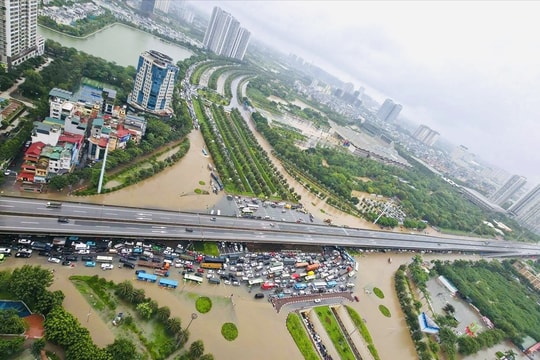 Hàng loạt tuyến đường Hà Nội ngập sâu, giao thông tê liệt