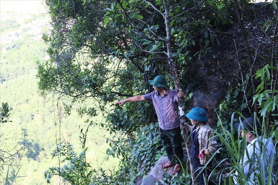 Quảng Ngãi: Khối đá hàng chục tấn có nguy cơ đổ sập xuống khu dân cư