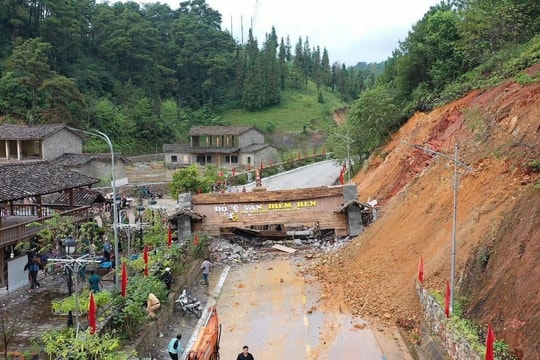 Tuyên Quang: Công trình biểu tượng bị sập do sạt lở đất, người dân không khỏi xót xa