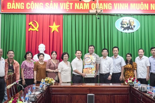 Hội quán của người Hoa thăm và trao đổi thông tin với Vụ chuyên môn về công tác dân tộc, tôn giáo tại Cần Thơ
