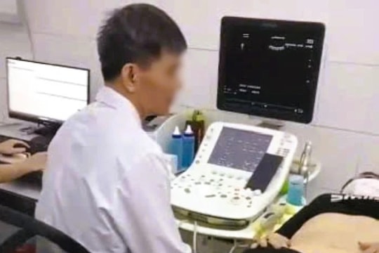 Thanh Hóa điều chuyển bác sĩ bị phản ánh “vừa siêu âm vừa xem bóng đá”