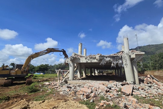 Gia Lai: Phá dỡ nhà rông bê tông làng Ia Gri dưới chân núi lửa