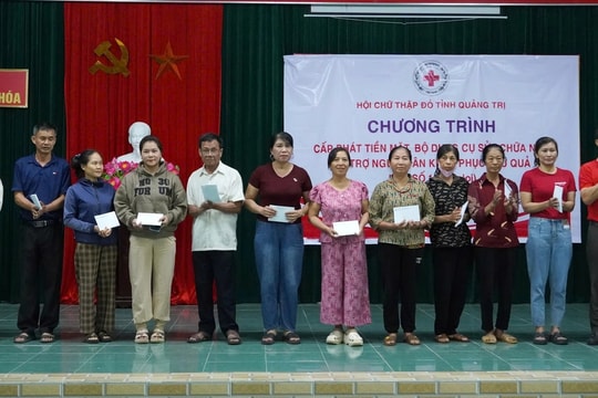 Quảng Trị: Trao quà, dụng cụ sửa nhà cho 300 gia đình bị thiệt hại sau bão số 10