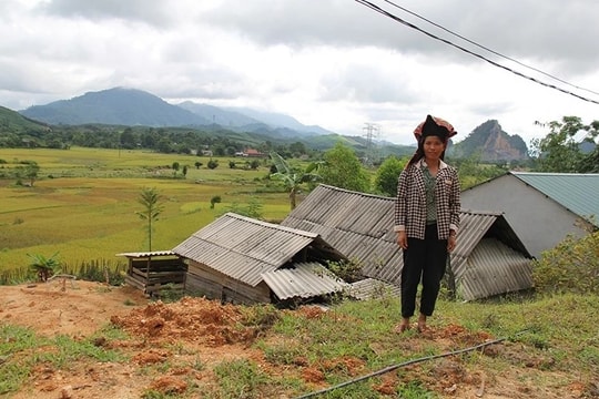 Nỗi lo sạt lở của các hộ dân sinh  dưới chân đồi Pú Kắng