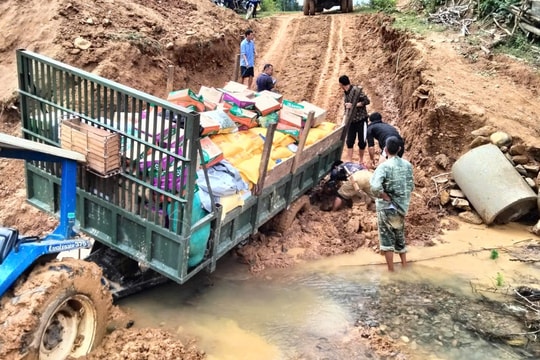 Mưa lũ trôi cầu, lở đường: Hơn 1.300 người dân tộc Thái ở Nghệ An bị cô lập