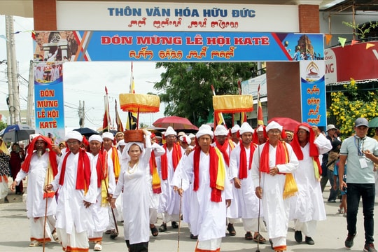 Khánh Hòa: Đồng bào Chăm làng Hữu Đức rước y trang và mừng đón Lễ hội Katê 2025