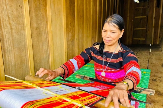 Nghệ nhân duy nhất giữ nghề dệt thổ cẩm truyền thống Ba Na ở xã An Toàn