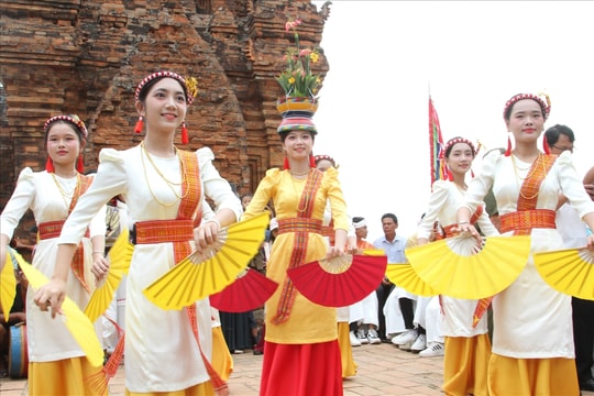 Khánh Hòa: Tưng bừng khai mạc Lễ hội Katê 2025