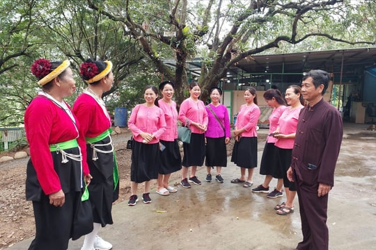 Phụ nữ Sán Dìu "đánh thức" không gian diễn xướng Soọng cô
