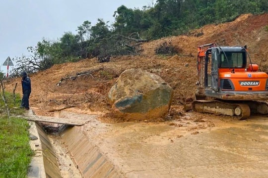 Đà Nẵng: Tuyến đường lên cửa khẩu phụ Tây Giang - Kà Lừm bị sạt lở nghiêm trọng