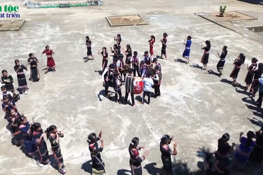 Sân trường vang vọng tiếng cồng chiêng