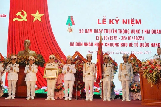 Vùng 1 Hải quân đón Huân chương bảo vệ Tổ quốc hạng Nhất