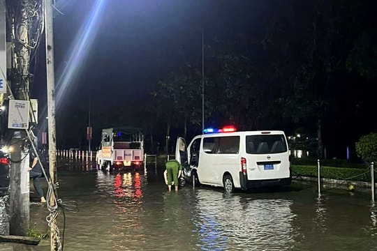Cần Thơ: Rò rỉ điện khi triều cường đang dâng cao khiến 2 học sinh tử vong thương tâm