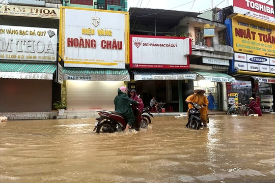 Đà Nẵng: Mưa lớn kéo dài, nhiều nơi ngập sâu trong nước