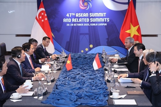Thủ tướng đề nghị Singapore hỗ trợ phát triển một số ngành công nghiệp chiến lược