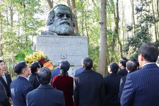 Tổng Bí thư Tô Lâm viếng mộ Karl Marx tại nghĩa trang Highgate, London