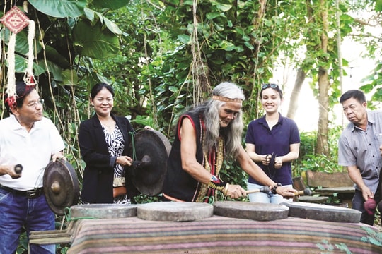 Khi bản sắc dân tộc “lên mạng”