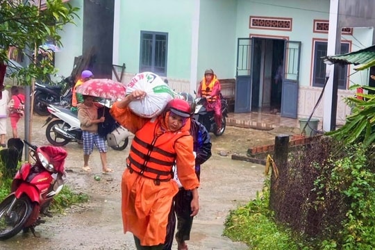Mưa lũ tiếp tục làm nhiều thôn ở các xã vùng núi phía Tây tỉnh Quảng Ngãi bị cô lập