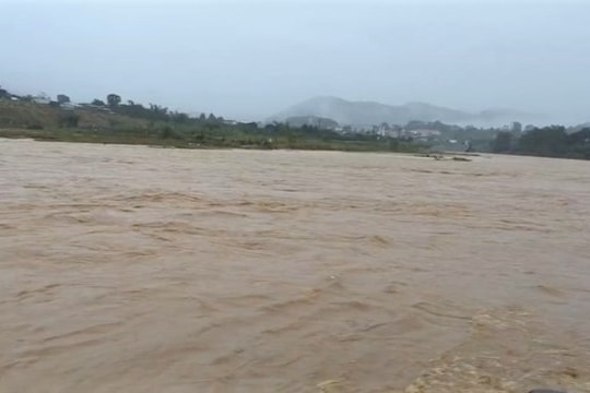 Quảng Ngãi: Đánh bắt cá khi nước lũ về trên sông Pô Kô, người đàn ông bị nước cuốn mất tích