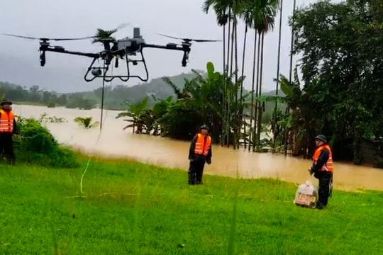 Đà Nẵng đưa máy bay không người lái cứu trợ người dân bị cô lập do mưa lũ