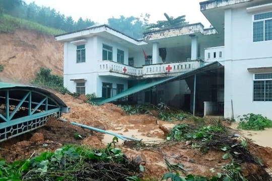 Quảng Ngãi: Sạt lở vùi lấp Trạm y tế tại xã Tây Trà