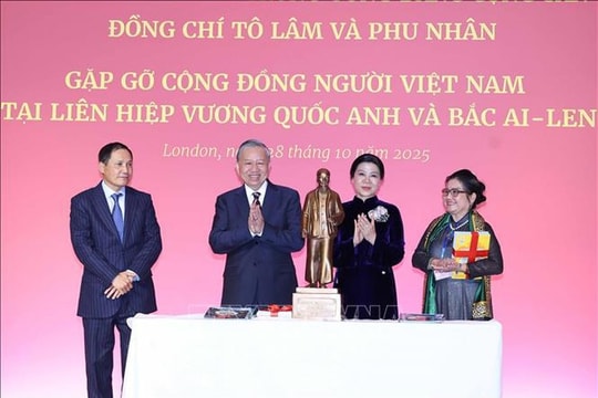Tổng Bí thư gặp gỡ cộng đồng người Việt Nam và cán bộ Đại sứ quán Việt Nam tại Anh