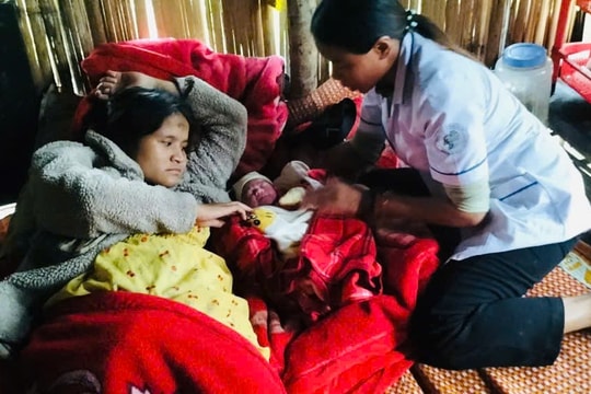 Y sĩ xã vùng cao vượt 5 km đường núi, sạt lở hỗ trợ sản phụ “vượt cạn” thành công