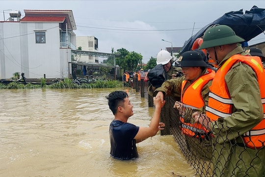 Phó Thủ tướng Trần Hồng Hà thăm, động viên người dân vùng ngập lụt