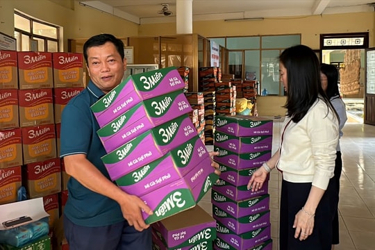 Quảng Ngãi: “Chuyến xe nghĩa tình” tiếp tế thực phẩm cho gần 450 hộ đồng bào Xơ Đăng ở xã Ngọc Linh bị cô lập do sạt lở núi