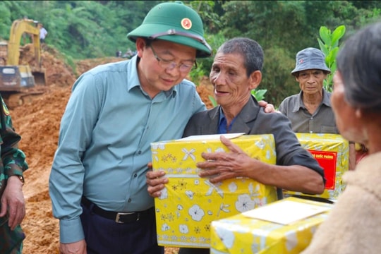 Phó Thủ tướng Chính phủ Hồ Quốc Dũng kiểm tra công tác khắc phục hậu quả thiên tai tại Quảng Ngãi