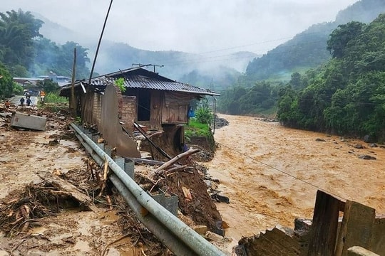 Thủ tướng chỉ đạo tiếp tục triển khai đồng bộ giải pháp ứng phó mưa lớn ở miền Trung