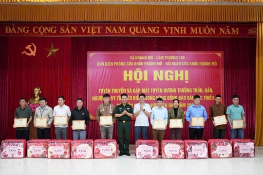 Hoành Mô tuyên dương Người có uy tín tiêu biểu vùng đồng bào DTTS