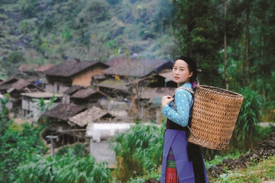 Cô gái nhỏ mang vải lanh truyền thống người Mông ra thế giới
