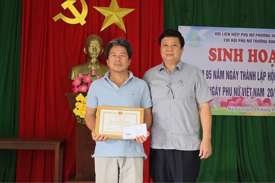 Khen thưởng người đàn ông 2 lần dũng cảm cứu người trong lũ dữ