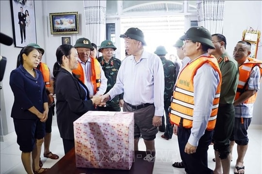 Tổng Bí thư Tô Lâm thăm, tặng quà người dân bị ảnh hưởng do mưa lũ tại Huế