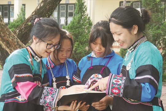Trợ lực chính sách - Nâng bước học trò vùng khó