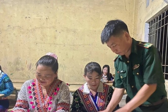 Người lính quân hàm xanh kiên trì thắp sáng tri thức cho đồng bào Mông