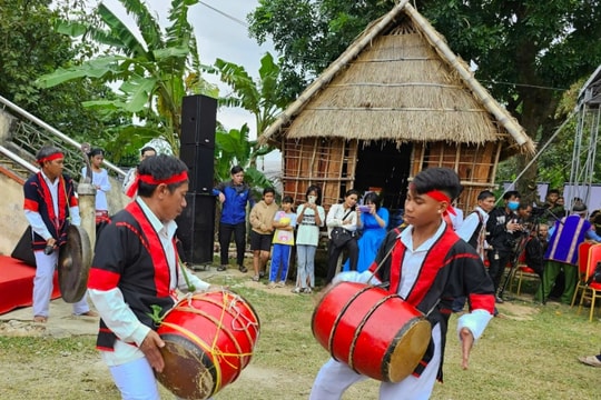 Nghệ thuật trình diễn trống đôi, một nét văn hóa rất riêng của người Chăm Hroi