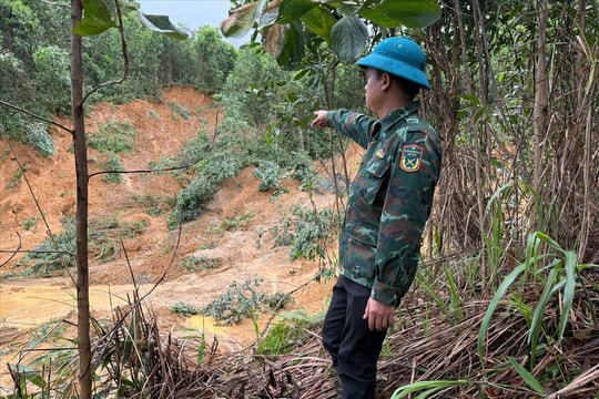 Xuất hiện vết nứt trên đồi, xã biên giới sẵn sàng di dời dân đến nơi an toàn