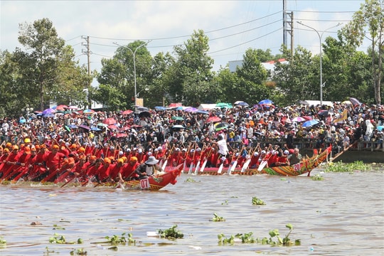 Ghe ngo rẽ sóng, tranh tài trong ngày hội lớn của đồng bào Khmer Nam Bộ